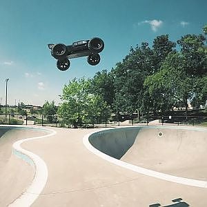 First time Skate Park Bash with the Arrma Kraton 6S - YouTube